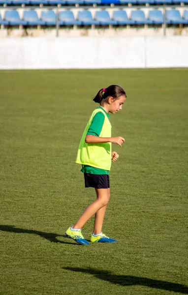 Маленькая девочка на футбольной тренировке — стоковое фото