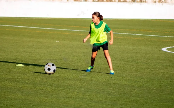 Klein meisje in een voetbalopleiding — Stockfoto