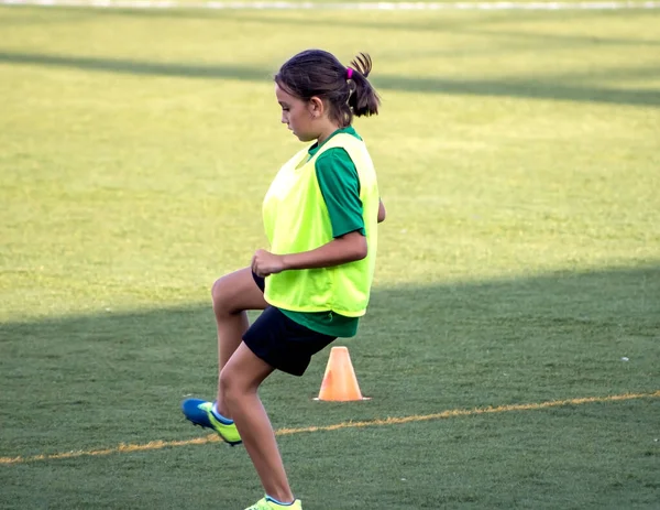 Niña en un entrenamiento de fútbol — Foto de Stock