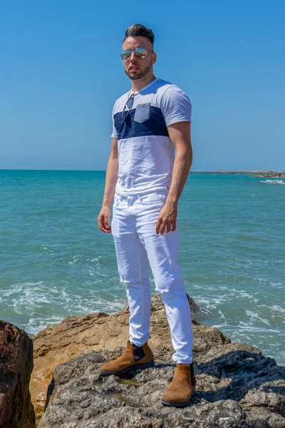 Hombre Joven Pantalones Blancos Estilo Moderno Posando Playa Del Mar — Foto de Stock