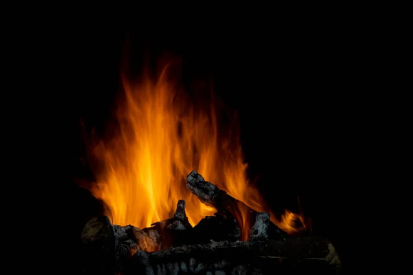 Flammen Verschiedenen Formen Eines Lagerfeuers Aus Orangefarbenen Baumstämmen Langzeitbelichtung Mit — Stockfoto