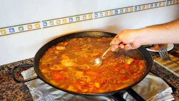 Uitzicht Het Kookproces Van Een Valenciaanse Paella Mens Met Hand — Stockfoto