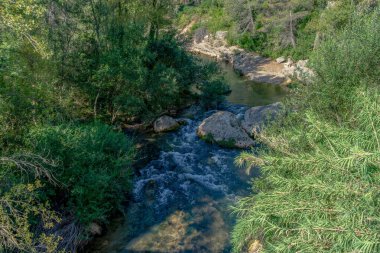 Mijares nehri Olba kasabasından geçerken oluşan büyük kayaların oluşturduğu doğal bir havuz manzarası. Doğa konsepti