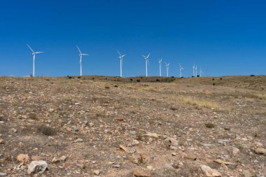 Dağlık arazi, rüzgar enerjisi değirmenleriyle kırsal yaşamı yenilenebilir teknolojilerle harmanlıyor. Sağlıklı yaşam konsepti