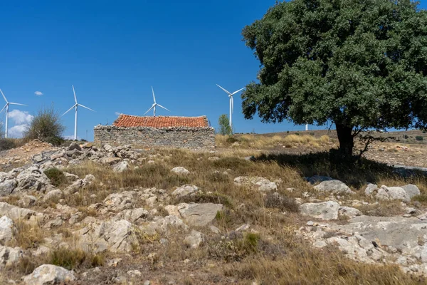 Berglandschap Met Windmolens Die Het Plattelandsleven Combineren Met Hernieuwbare Technologieën — Stockfoto