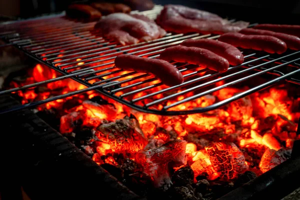 Widok Półgotowego Grilla Nocnego Kiełbaskami Hamburgerami Wieprzowiną Bekonem Skupienie Selektywne — Zdjęcie stockowe