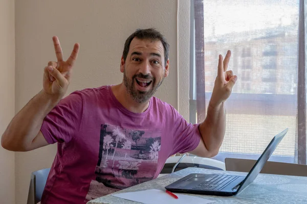 Homem Barbudo Alegre Vestido Com Uma Camiseta Roxa Olhando Para — Fotografia de Stock