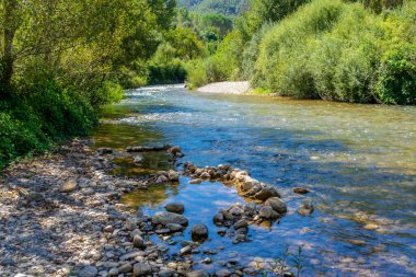 Mijares nehri Olba kasabasından geçerken oluşan büyük kayaların oluşturduğu doğal bir havuz manzarası. Doğa konsepti