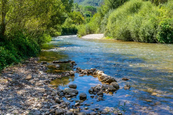 Mijares nehri Olba kasabasından geçerken oluşan büyük kayaların oluşturduğu doğal bir havuz manzarası. Doğa konsepti