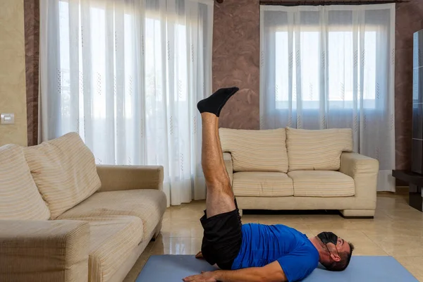 Homem Barbudo Forma Baixa Exercitando Com Sportswear Preto Azul Uma — Fotografia de Stock