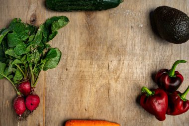 Eski ahşap arka planda taze sebzeler. Sağlıklı konsept