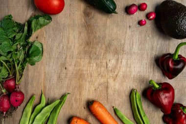 Eski ahşap arka planda taze sebzeler. Sağlıklı konsept