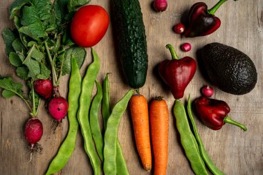 Eski ahşap arka planda taze sebzeler. Sağlıklı konsept