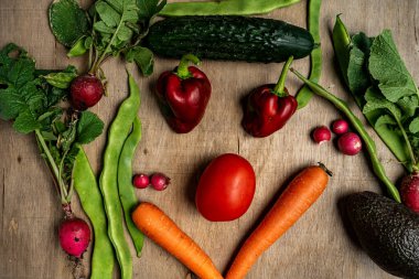 Eski ahşap arka planda taze sebzeler. Sağlıklı konsept