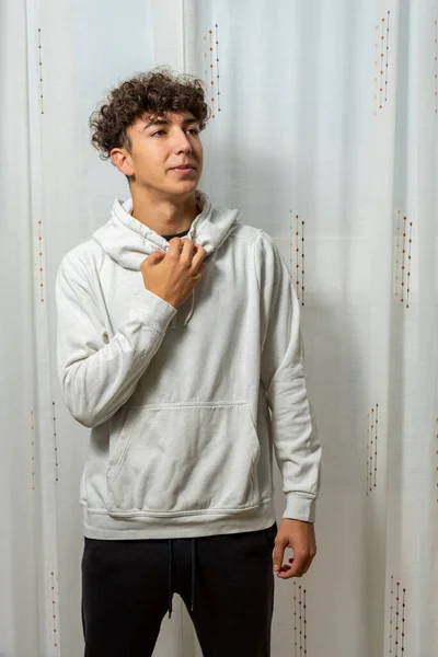 Jeune Homme Attrayant Avec Les Cheveux Bouclés Portant Sweat Blanc — Photo