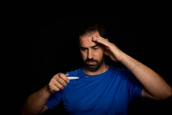 Hombre Barbudo Vistiendo Camiseta Azul Preocupado Mirando Termómetro Con Fondo — Foto de Stock