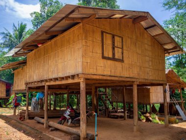 Ban Pong Luek Krachan Kaeng Milli Parkı, Tayland'da Tay tarzında evinde.