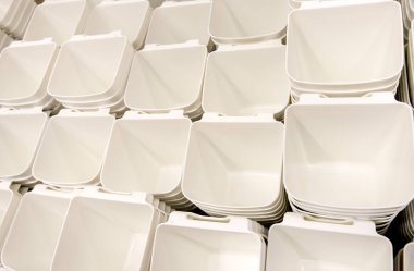 Küçük plastik beyaz kova closeup yığını.