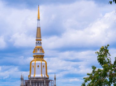 Eski pagoda heykel Tiger mağara Tapınağı yapım aşamasında mavi gökyüzü ve bulutlar arka planda Krabi il, Tayland.