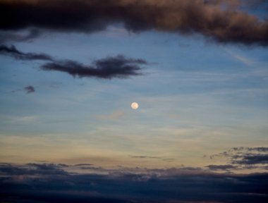 Şaşırtıcı ay ve gün batımı bir uçak penceresinden.