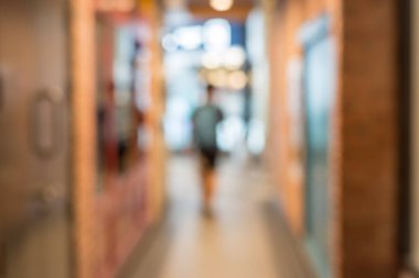 Soyut mağaza alışveriş için yürüyen bir adam bulanık.