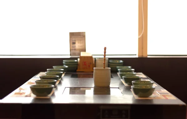 在日式烧锅餐厅的木桌上的绿色和白色陶瓷碗 背景为白色 — 图库照片