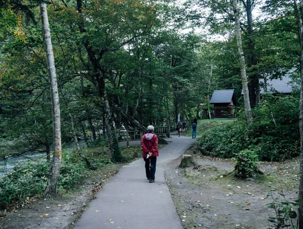 Viejo Japonés Con Abrigo Rojo Caminando Por Jardín Parque Nacional — Foto de Stock