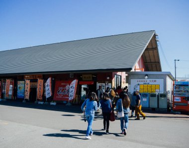 Hokkaido, Japonya: 21 Eylül 2018 - Asahikawa Ramen Hokkaido, köyde yürüme turist grup Japonya.