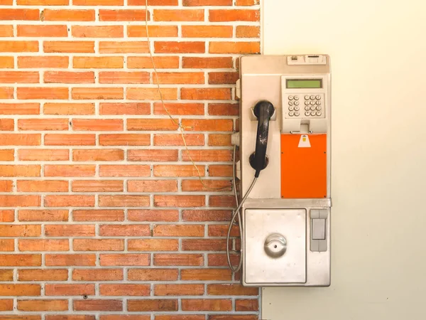 Een Oude Openbare Telefooncel Met Rode Bakstenen Muur Aan Universiteit — Stockfoto