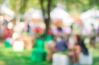 Soyut bulanık insanlar kentsel parkta gıda festivali olay yeme keyfini. 