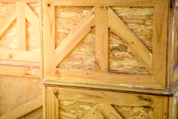 Sarı güneş ışığı ile flakeboard yapılmış Closeup ahşap kutu.