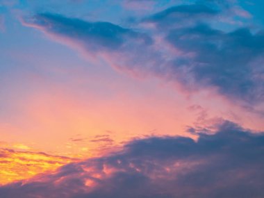 Gökkuşağı renkli gökyüzü ve bulutlar. Gün batımında soyut pastel güzel manzara.