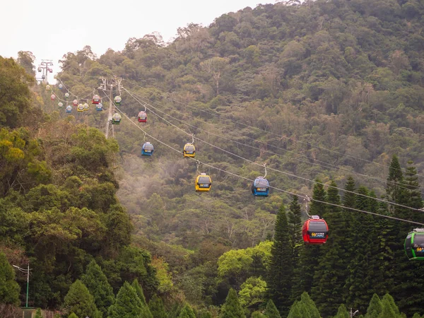 2019年3月10日 サンムーンレイクロープウェイ 風光明媚なゴンドラカラフルなケーブルカー 山を移動 — ストック写真