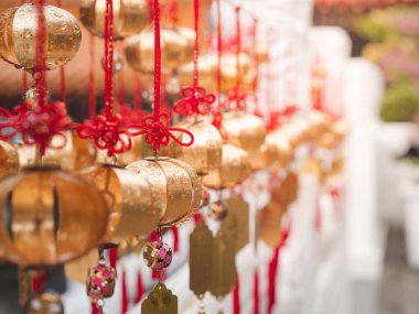 Sarı güneş ışığı ile Sun Moon Lake Wenwu Tapınağı'nda Closeup Altın dilek çanları.