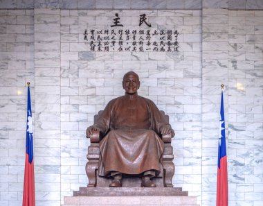 Taipei, Tayvan - 11 Mart 2019: Anıt Salonu'nun ana odasında Chiang Kai-shek'in bronz heykelinin kapatılması.