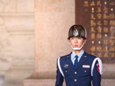 Taipei, Tayvan - 11 Mart 2019: Chiang Kai-Shek Memorial Hall'da Nöbet Değiştirme töreni sırasında askeri personelin kapatılması.