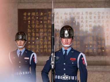 Taipei, Tayvan - 11 Mart 2019: Chiang Kai-Shek Memorial Hall'da Nöbet Değiştirme töreni sırasında askeri personelin kapatılması.