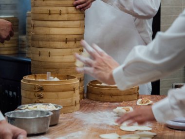 Mutfakta Xiaolongbao yapan işçiler ya da Din Tai Fung restoranında buharda pişirilen börekler..