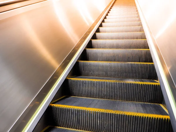 Olhando Para Cima Escada Rolante Moderna Metrô Com Uma Luz — Fotografia de Stock