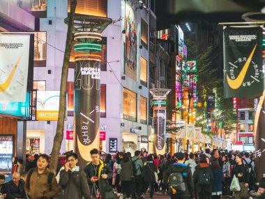 Taipei, Tayvan - 11 Mart 2019: Turistler için en popüler destinasyonlardan biri olan Ximending Youth Shopping District'te yürüyen insan kalabalığı.