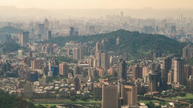 Maokong Gondola altın güneş ışığı ile sis Taipei şehir Cityscape.