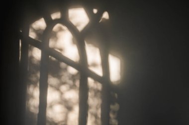 Koyu renkli oturma odasında beyaz duvarda soyut arka plan pencere gölgesi.