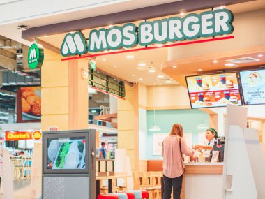 Bangkok, Tayland-25 Haziran 2019: bir müşteri gıda satın almak ve MOS Burger, Japonya kökenli bir fast-food Restoran Zinciri de nakit büro işçisi ile ödeme yapma.