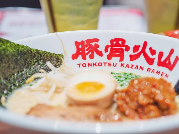 バンコク 2019年6月25日 ラーメンの白いボウルにとんこつカザンラーメンのブランド名 — ストック写真