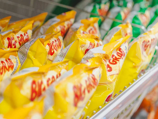 Bangkok, Tayland - 25 Haziran 2019: Bir rafta Lays Classic patates cipsi Closeup büyük çanta