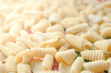 Yakın çekim çiğ karamelize cips renkli bir tepside spiral hamur. Popüler geleneksel Tay tatlısı.