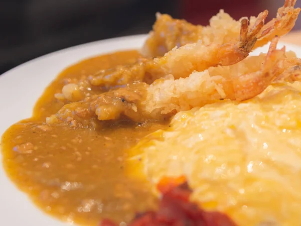 Yakın çekim Ebi Tempura Omelete Curry, Japonya'nın en popüler yemeklerinden biri. 
