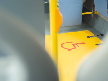 Otobüste yakın çekim handikap logosu. Engelliler için öncelikli koltuk. Tekerlekli sandalye erişilebilir ulaşım konsepti.