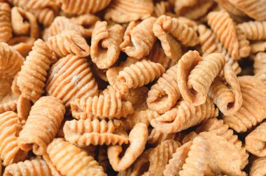 Paslanmaz çelik kasede yakın çekim karamelize cips. Popüler geleneksel Tay tatlısı.