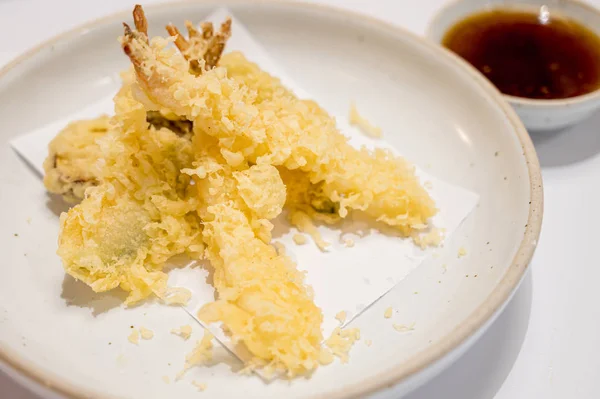 伝統的な天ぷらのつけ汁と白皿のエビや野菜の天ぷら — ストック写真
